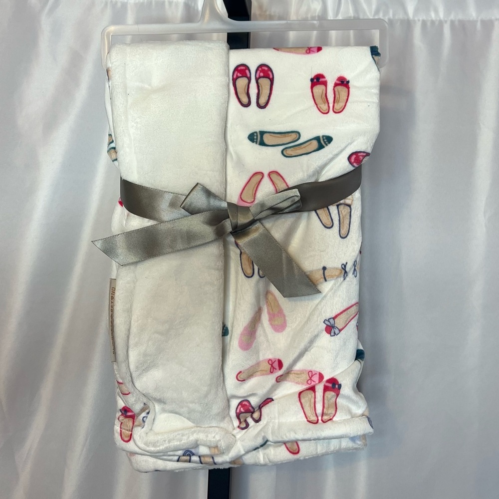 Blankets & Beyond White Baby Blanket All Over Shoe Print, NWOT